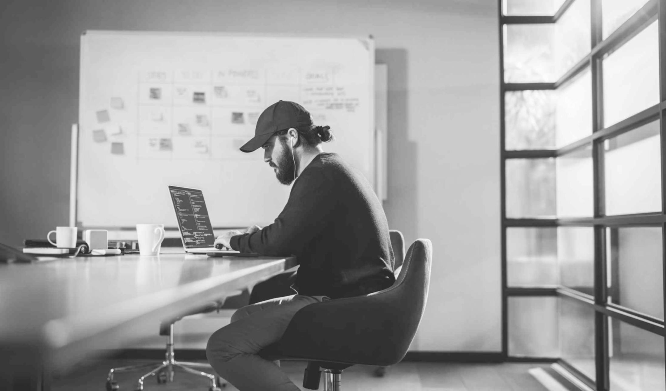 Profissional a trabalhar em estratégia de SEO para loja online